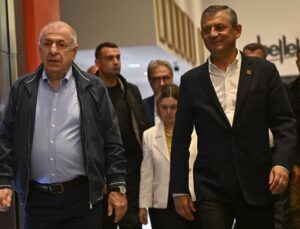 Ümit Özdağ’dan gece yarısı CHP Genel Merkezi’ne destek ziyareti: Demokrasi krizi zirveye çıktı