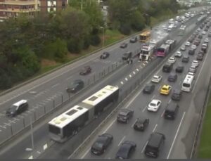 Üsküdar’da metrobüsün motor kısmında yangın çıktı