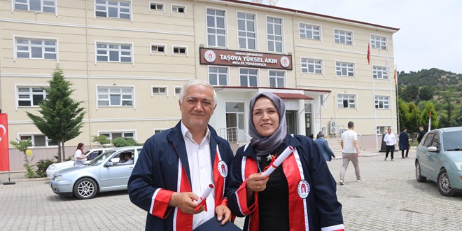 30 yıldır evli çift yüksekokuldan birlikte mezun oldu