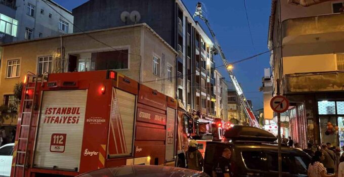 Esenler’de 4 katlı binada çıkan yangın çatıya sirayet etti