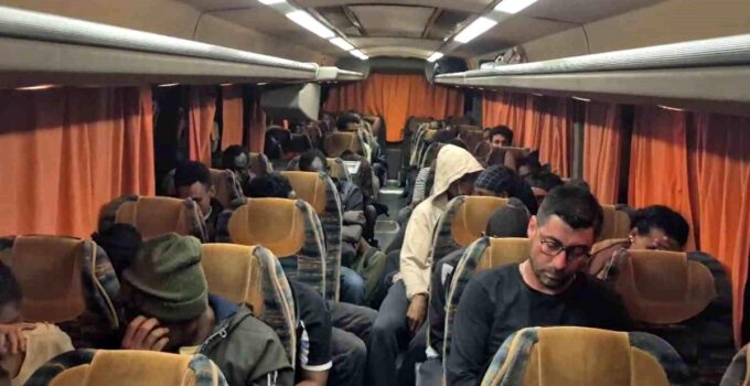 İzmir’de 36 düzensiz göçmen ve 1 göçmen kaçakçısı yakalandı