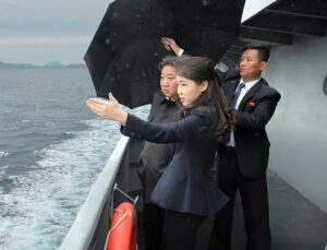 Kızını da yanına alan Kim Jong Un’dan dünyaya 10 bin tonluk gözdağı