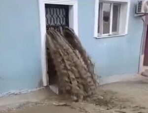 Sel suları evinin içinden geçti: Ölümden döndü