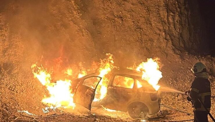 Siirt’te seyir halindeki otomobil yandı