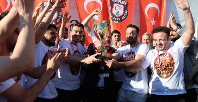 Sosyal sorumluluk projesiyle sahneye çıktılar! Cevizli Anadoluspor tarih yazdı