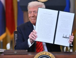 Trump’tan Çin’i kızdıracak hamle! Kara listeye 3 dev eklendi