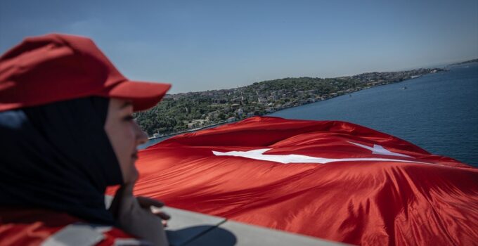 15 Temmuz’un 10. yılında köprülere dev Türk bayrağı