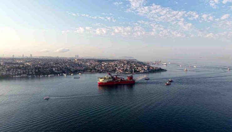 215 metrelik boru döşeme gemisinin geçişi sebebiyle boğaz hattı çift yönlü trafiğe kapatıldı