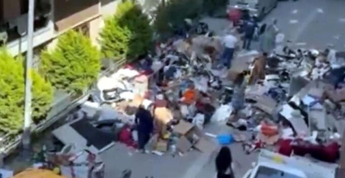 7 aydır kira alamayan ev sahibi, çilingirle girdiği dairedeki eşyaları sokağa attı