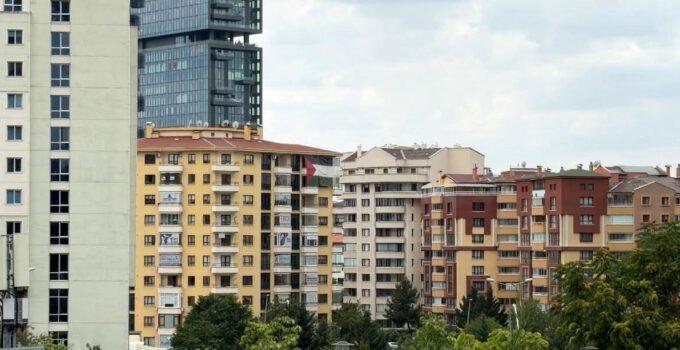 ABD Başkanı Trump’ın kalacağı otelin karşısına Filistin bayrağı asıldı