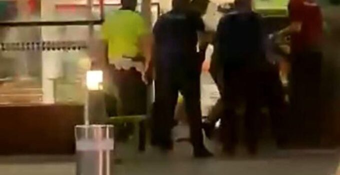 Adnan Menderes Havalimanında hareketli anlar: 4 polis bıçaklandı