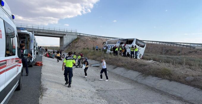 Aksaray’da yoldan çıkan otobüsteki 19 kişi yaralandı