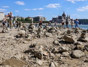 Albüm: Budapeşte’de Tuna Nehri’nin su seviyesi en düşük seviyesini gördü