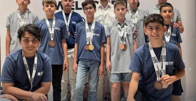 Aliağalı öğrenciler, İtalya’daki kodlama olimpiyatından 17 dereceyle döndü