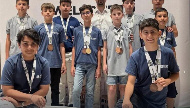 Aliağalı öğrenciler, İtalya’daki kodlama olimpiyatından 17 dereceyle döndü