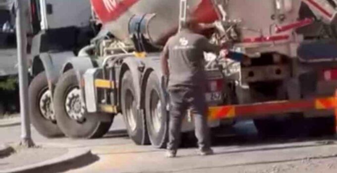 Ankara’da beton mikserden taşan beton yola döküldü