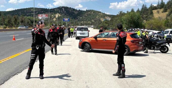 Ankara’da NATO Zirvesi öncesi atlı polisler devriye attı, trafik ve asayiş ekipleri yol kontrol uygulaması gerçekleştirdi