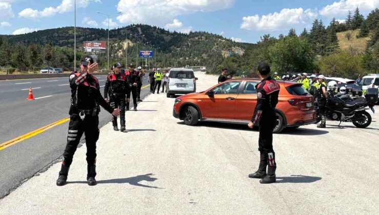 Ankara’da NATO Zirvesi öncesi atlı polisler devriye attı, trafik ve asayiş ekipleri yol kontrol uygulaması gerçekleştirdi