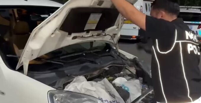 Aracının motor kısmına gizlediği uyuşturucuları piyasaya sürmek isterken yakalandı