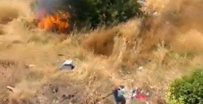 Avcılar’da yaşlı bir adam otluk alanı yakıp kaçtı