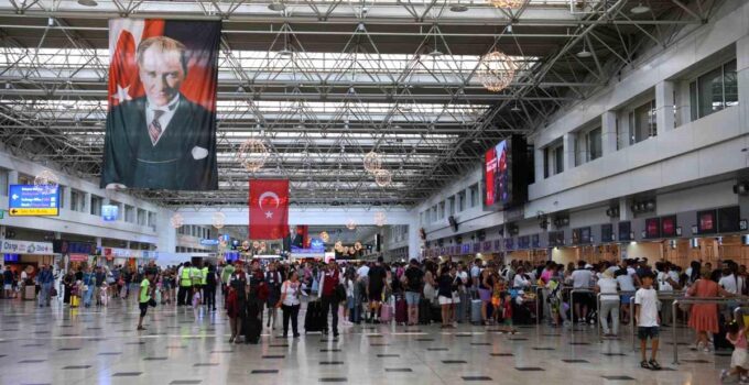 Bakan Uraloğlu: "İstanbul’daki iki havalimanımız, yılın ilk yarısında 78 ilin nüfusundan fazla yolcuyu ağırladı"