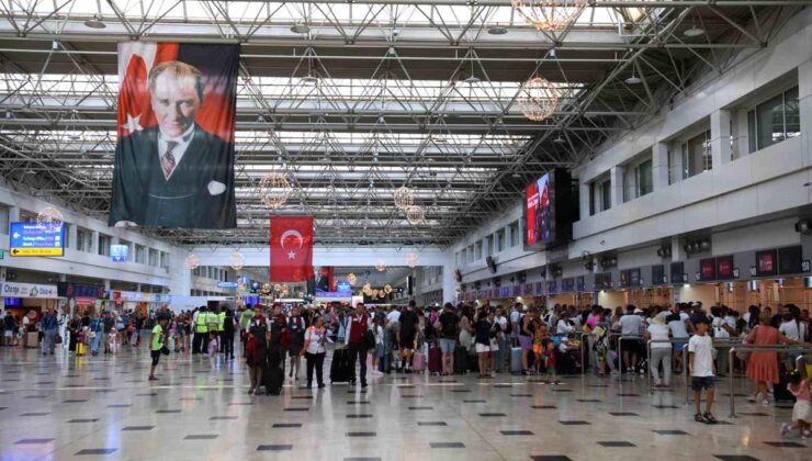 Bakan Uraloğlu: "İstanbul’daki iki havalimanımız, yılın ilk yarısında 78 ilin nüfusundan fazla yolcuyu ağırladı"