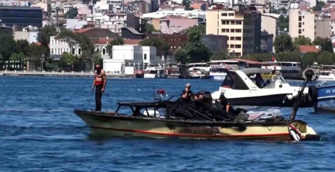 Balat sahilinde tekne alev alev yandı: Baba ve oğul denize atlayarak kurtuldu