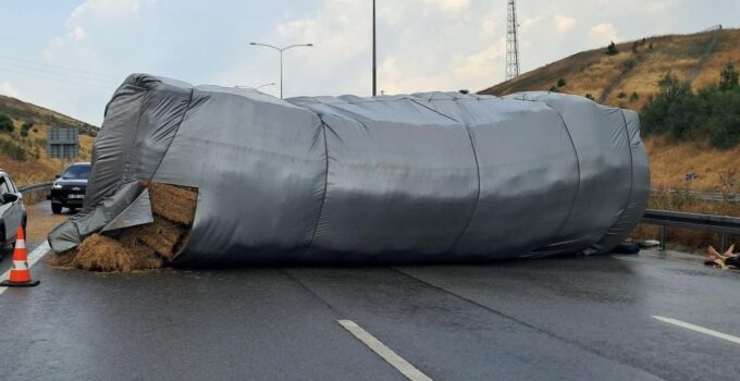 Balıkesir’de saman yüklü tır devrildi, otoyol trafiğe kapandı