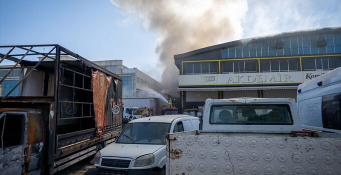 Başkentte depoda çıkan yangına müdahale ediliyor