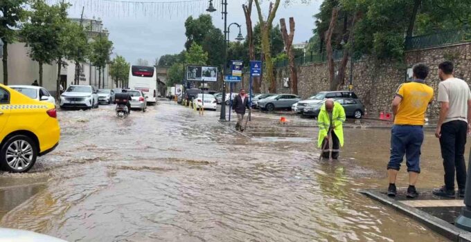 Beşiktaş’ta Çırağan Caddesi göle döndü: Sürücüler zor anlar yaşadı