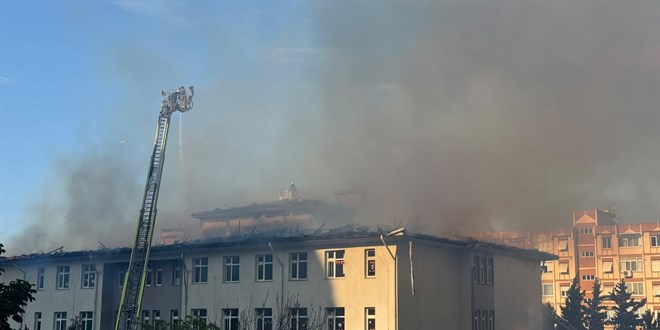Beylikdüzü'nde okulun çatısında çıkan yangına müdahale ediliyor