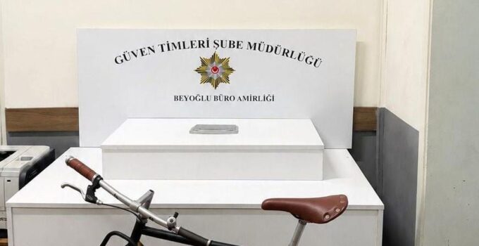 Beyoğlu’nda bisiklet çalan hırsız kamerada