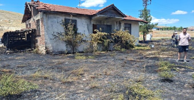 Beypazarı’ndaki anız yangınında 3 bağ evi kullanılamaz hale geldi