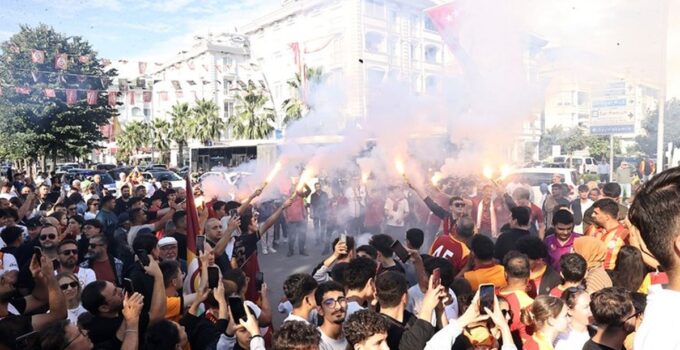 Büyükçekmece Şampiyonlar Anıtı Bayrak Çekme Töreni başkan Özbek ve Okan Buruk’un katılımıyla yapıldı