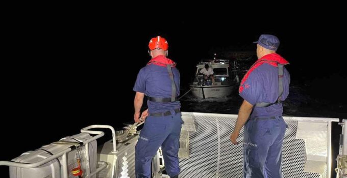 Çeşme’de sürüklenen teknedeki 3 kişi Sahil Güvenlik ekiplerince kurtarıldı