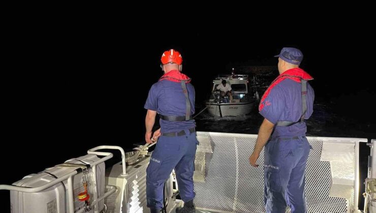 Çeşme’de sürüklenen teknedeki 3 kişi Sahil Güvenlik ekiplerince kurtarıldı