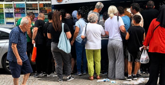 Çöp konteyneri başında mahşeri kalabalık: Cep telefonu kılıflarını gören sıraya girdi