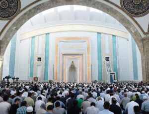 Diyanet’in cuma hutbesine kadın ve erkeklere çağrı: “Her Müslüman, iffetini korumalı, giyim kuşamına dikkat etmeli”
