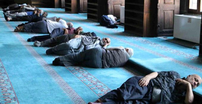 Diyarbakır’da turistler sıcak havadan korunmak için camilere sığındı