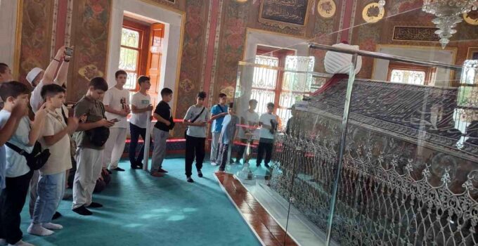 Eğitimlerini tamamlayan hafızlar ecdadın izinde tarihi yolculuk yaptı