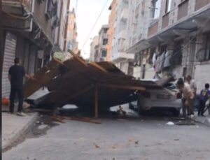 Esenler’de fırtına çatı uçurdu, çocuklar son anda kurtuldu
