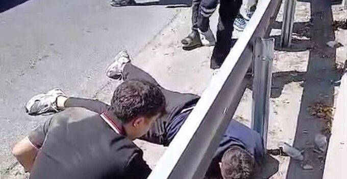 Esenler’de virajı alamayan motosiklet bariyerlere çarparak devrildi: 1 yaralı