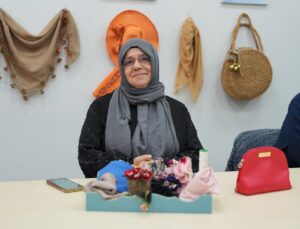 Eşini kaybeden kadın, el işi üretimiyle yeniden hayata tutundu