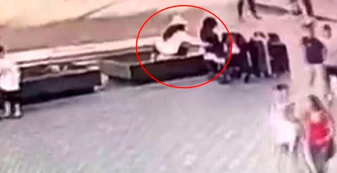 Fatih’te kadın hırsız bankta oturan vatandaşın çantasını böyle çaldı