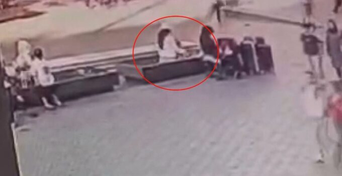 Fatih’te kadın hırsızın çanta çaldığı anlar kamerada