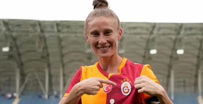 Galatasaray, kaptan Ebru Topçu ile sözleşme yeniledi