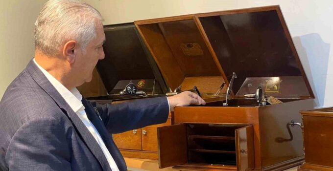 Gramafon tutkusuyla yüzlerce gramafon ve plakı bir araya getirdi