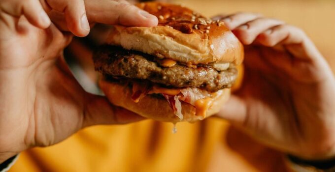 Hamburger yerken fark etmedi! Hayatı kabusa döndü