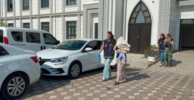 Hırsızlık şüphelileri, kucaklarında bebeklerle adliyeye sevk edildi