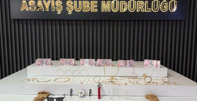 İstanbul’da evlerden milyonlarca liralık hırsızlık yaptıkları öne sürülen 3 şüpheli yakalandı